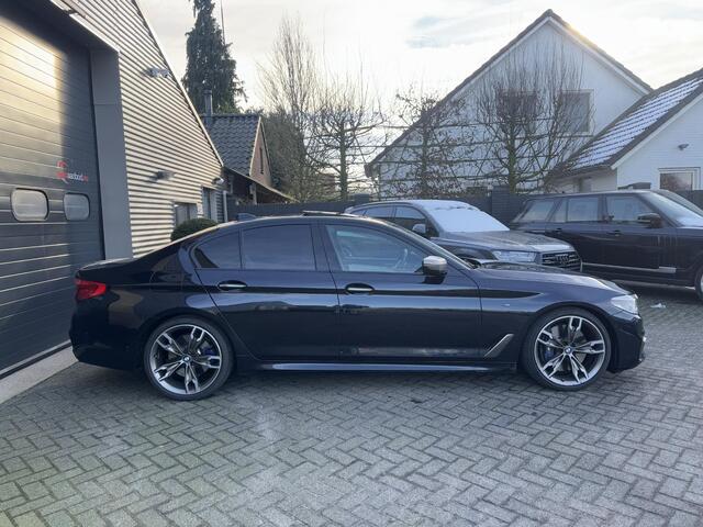 BMW 5-SERIE M550i xDrive High Executive | Panoramadak | Head-Up Display | Harmon Kardon | Camera | Stoel Ventilatie/Verwarming |