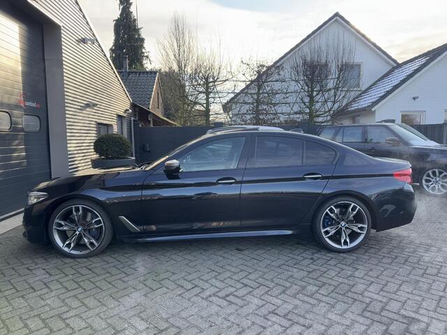 BMW 5-SERIE M550i xDrive High Executive | Panoramadak | Head-Up Display | Harmon Kardon | Camera | Stoel Ventilatie/Verwarming |