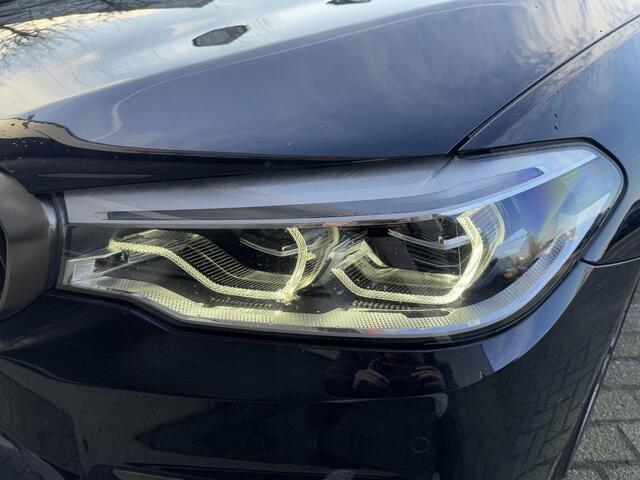 BMW 5-SERIE M550i xDrive High Executive | Panoramadak | Head-Up Display | Harmon Kardon | Camera | Stoel Ventilatie/Verwarming |