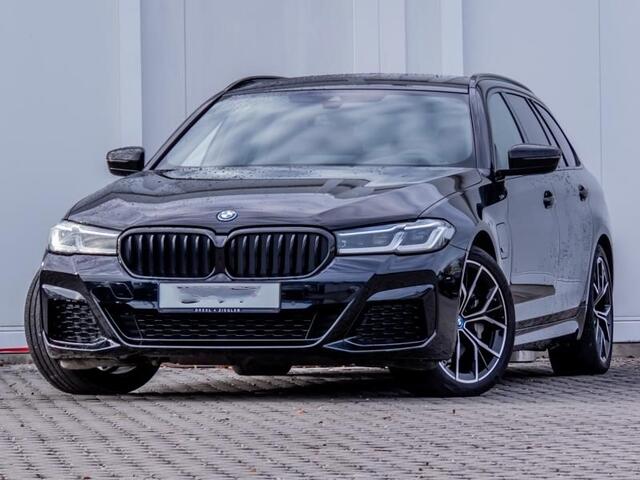 BMW 5-SERIE Touring 530e xDrive M-SPORT ** LASER, LEDER, PANORAMA, TREKH, HuD, HiFi, 19-inch LMV ** ¤ 38.700,= onder NP - Ex-BMW AG ** ** INFORMEER OOK NAAR ONZE AANTREKKELIJKE FINANCIAL-LEASE TARIEVEN **