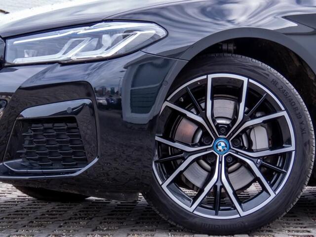 BMW 5-SERIE Touring 530e xDrive M-SPORT ** LASER, LEDER, PANORAMA, TREKH, HuD, HiFi, 19-inch LMV ** ¤ 38.700,= onder NP - Ex-BMW AG ** ** INFORMEER OOK NAAR ONZE AANTREKKELIJKE FINANCIAL-LEASE TARIEVEN **