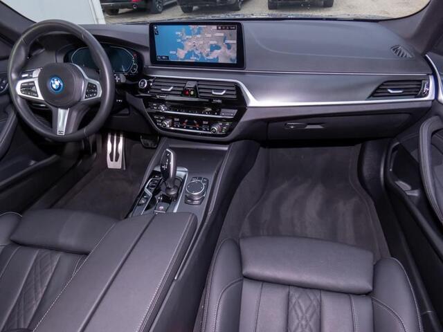 BMW 5-SERIE Touring 530e xDrive M-SPORT ** LASER, LEDER, PANORAMA, TREKH, HuD, HiFi, 19-inch LMV ** ¤ 38.700,= onder NP - Ex-BMW AG ** ** INFORMEER OOK NAAR ONZE AANTREKKELIJKE FINANCIAL-LEASE TARIEVEN **