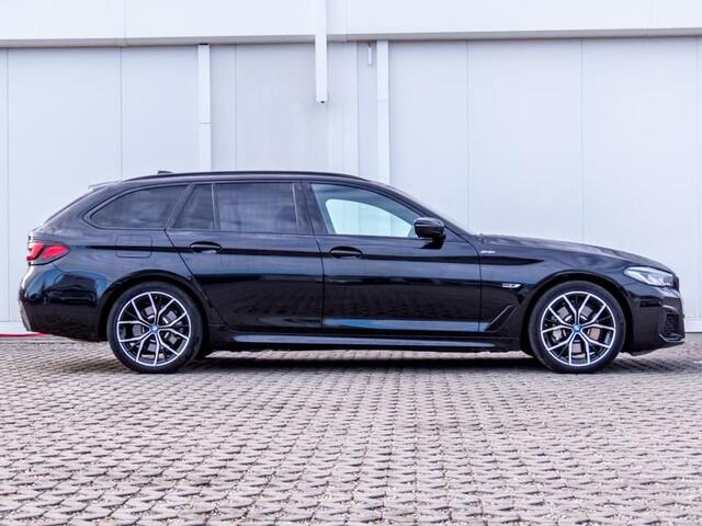 BMW 5-SERIE Touring 530e xDrive M-SPORT ** LASER, LEDER, PANORAMA, TREKH, HuD, HiFi, 19-inch LMV ** ¤ 38.700,= onder NP - Ex-BMW AG ** ** INFORMEER OOK NAAR ONZE AANTREKKELIJKE FINANCIAL-LEASE TARIEVEN **