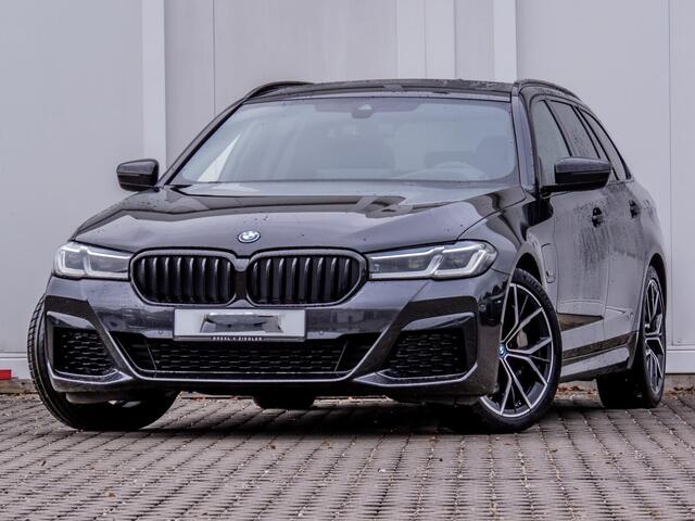 BMW 5-SERIE Touring 530e M-SPORT ** LASER, LEDER, PANORAMA, TREKH, SOPHISTO GRAU ** ¤ 38.000,= onder NP - Ex BMW-AG ** ** INFORMEER OOK NAAR ONZE AANTREKKELIJKE FINANCIAL-LEASE TARIEVEN **