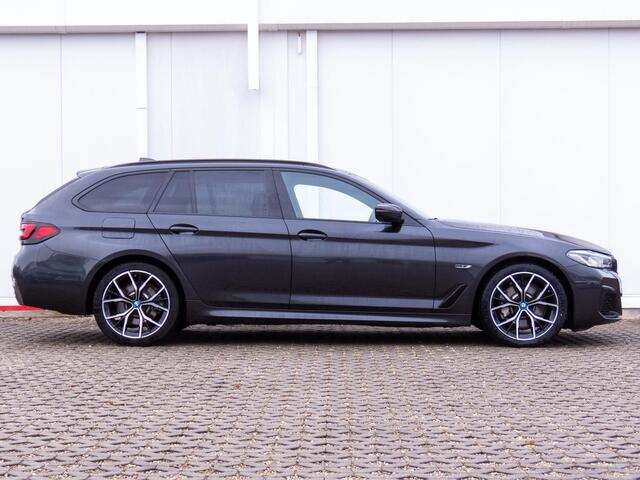 BMW 5-SERIE Touring 530e M-SPORT ** LASER, LEDER, PANORAMA, TREKH, SOPHISTO GRAU ** ¤ 38.000,= onder NP - Ex BMW-AG ** ** INFORMEER OOK NAAR ONZE AANTREKKELIJKE FINANCIAL-LEASE TARIEVEN **
