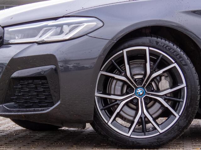 BMW 5-SERIE Touring 530e M-SPORT ** LASER, LEDER, PANORAMA, TREKH, SOPHISTO GRAU ** ¤ 38.000,= onder NP - Ex BMW-AG ** ** INFORMEER OOK NAAR ONZE AANTREKKELIJKE FINANCIAL-LEASE TARIEVEN **