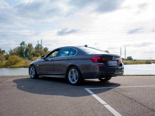 BMW 5-SERIE 528i M Sport Edition Trekhaak | Stuurverwarming | Head-up | Camera | Driving Assistant Plus |