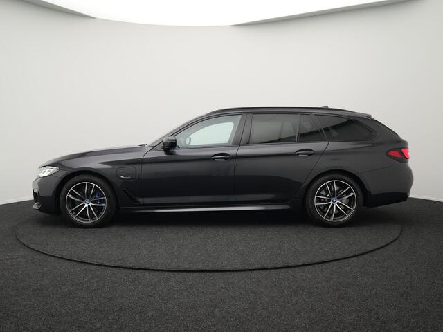 BMW 5-SERIE Touring 530e M-Sport Plug In Hybrid PHEV | Adaptive Cruise | Trekhaak af Fabriek | Laser LED | Carplay | Camera | Head Up | Electrische Lederen Sportstoelen | Stoel Verwarming | Sfeerverlichting |