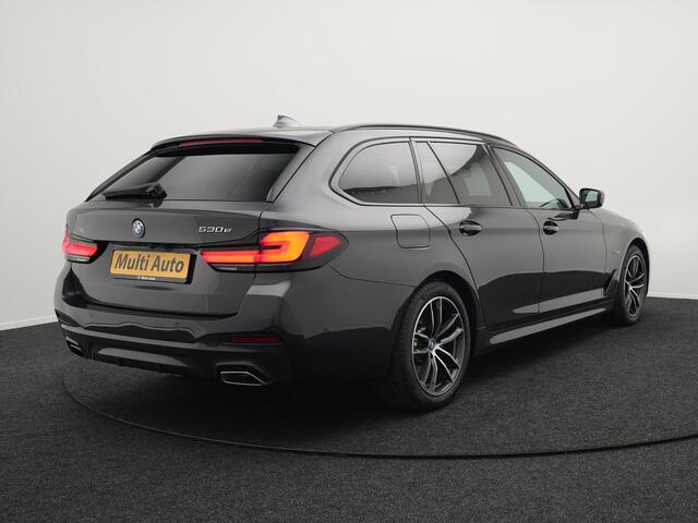BMW 5-SERIE Touring 530e M-Sport Plug In Hybrid PHEV | Adaptive Cruise | Trekhaak af Fabriek | Laser LED | Carplay | Camera | Head Up | Electrische Lederen Sportstoelen | Stoel Verwarming | Sfeerverlichting |