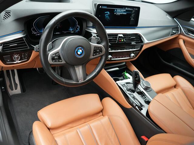 BMW 5-SERIE Touring 530e M-Sport Plug In Hybrid PHEV | Adaptive Cruise | Trekhaak af Fabriek | Laser LED | Carplay | Camera | Head Up | Electrische Lederen Sportstoelen | Stoel Verwarming | Sfeerverlichting |