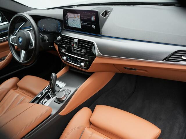 BMW 5-SERIE Touring 530e M-Sport Plug In Hybrid PHEV | Adaptive Cruise | Trekhaak af Fabriek | Laser LED | Carplay | Camera | Head Up | Electrische Lederen Sportstoelen | Stoel Verwarming | Sfeerverlichting |