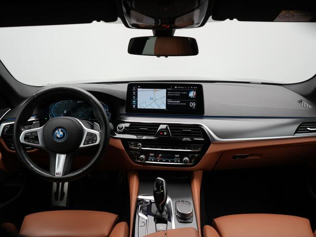 BMW 5-SERIE Touring 530e M-Sport Plug In Hybrid PHEV | Adaptive Cruise | Trekhaak af Fabriek | Laser LED | Carplay | Camera | Head Up | Electrische Lederen Sportstoelen | Stoel Verwarming | Sfeerverlichting |