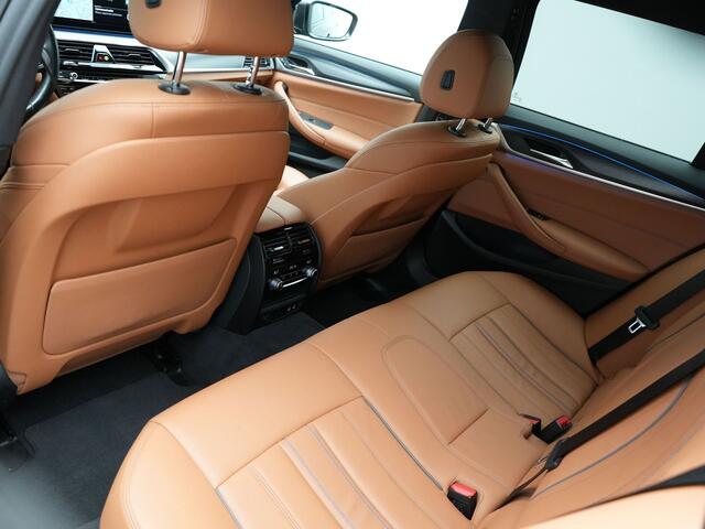 BMW 5-SERIE Touring 530e M-Sport Plug In Hybrid PHEV | Adaptive Cruise | Trekhaak af Fabriek | Laser LED | Carplay | Camera | Head Up | Electrische Lederen Sportstoelen | Stoel Verwarming | Sfeerverlichting |