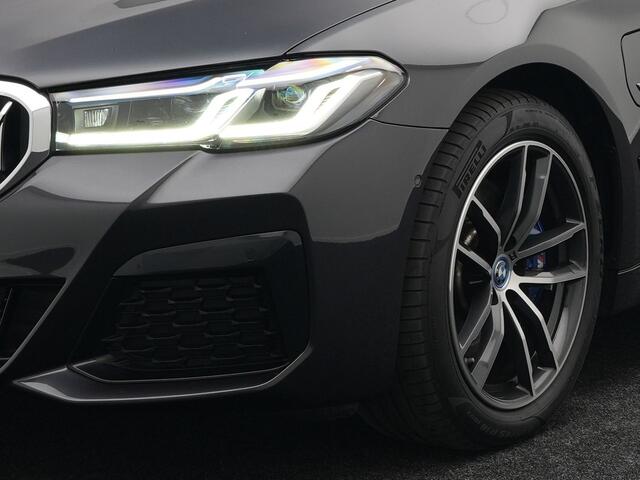 BMW 5-SERIE Touring 530e M-Sport Plug In Hybrid PHEV | Adaptive Cruise | Trekhaak af Fabriek | Laser LED | Carplay | Camera | Head Up | Electrische Lederen Sportstoelen | Stoel Verwarming | Sfeerverlichting |