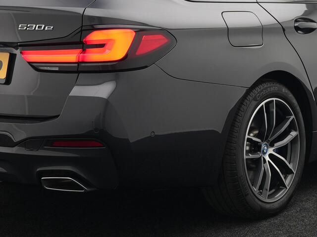 BMW 5-SERIE Touring 530e M-Sport Plug In Hybrid PHEV | Adaptive Cruise | Trekhaak af Fabriek | Laser LED | Carplay | Camera | Head Up | Electrische Lederen Sportstoelen | Stoel Verwarming | Sfeerverlichting |