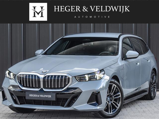 BMW 5-SERIE Touring 530e xDrive M Sport | DRIVING ASS. PLUS | HARMAN KARDON | ELEKTR. TREKHAAK | ACHTERUITRIJ CAMERA | AMBIANCE VERLICHTING | ELEKTR. VERST. STOELEN | STOEL- EN STUURVERWARMING |