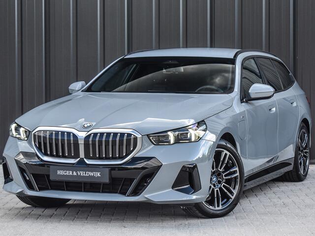 BMW 5-SERIE Touring 530e xDrive M Sport | DRIVING ASS. PLUS | HARMAN KARDON | ELEKTR. TREKHAAK | ACHTERUITRIJ CAMERA | AMBIANCE VERLICHTING | ELEKTR. VERST. STOELEN | STOEL- EN STUURVERWARMING |