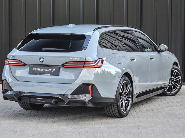 BMW 5-SERIE Touring 530e xDrive M Sport | DRIVING ASS. PLUS | HARMAN KARDON | ELEKTR. TREKHAAK | ACHTERUITRIJ CAMERA | AMBIANCE VERLICHTING | ELEKTR. VERST. STOELEN | STOEL- EN STUURVERWARMING |