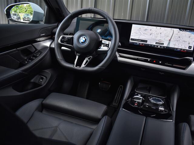 BMW 5-SERIE Touring 530e xDrive M Sport | DRIVING ASS. PLUS | HARMAN KARDON | ELEKTR. TREKHAAK | ACHTERUITRIJ CAMERA | AMBIANCE VERLICHTING | ELEKTR. VERST. STOELEN | STOEL- EN STUURVERWARMING |