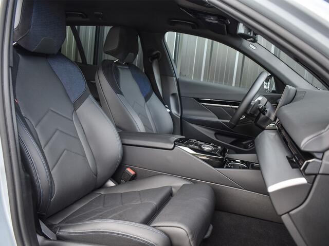BMW 5-SERIE Touring 530e xDrive M Sport | DRIVING ASS. PLUS | HARMAN KARDON | ELEKTR. TREKHAAK | ACHTERUITRIJ CAMERA | AMBIANCE VERLICHTING | ELEKTR. VERST. STOELEN | STOEL- EN STUURVERWARMING |