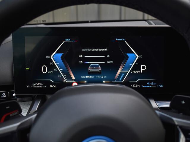 BMW 5-SERIE Touring 530e xDrive M Sport | DRIVING ASS. PLUS | HARMAN KARDON | ELEKTR. TREKHAAK | ACHTERUITRIJ CAMERA | AMBIANCE VERLICHTING | ELEKTR. VERST. STOELEN | STOEL- EN STUURVERWARMING |