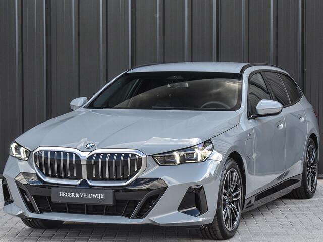 BMW 5-SERIE Touring 530e xDrive M Sport | DRIVING ASS. PLUS | HARMAN KARDON | ELEKTR. TREKHAAK | ACHTERUITRIJ CAMERA | AMBIANCE VERLICHTING | ELEKTR. VERST. STOELEN | STOEL- EN STUURVERWARMING |