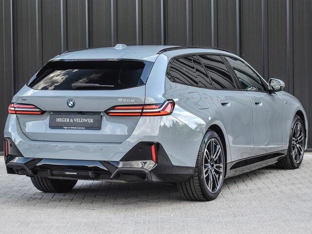 BMW 5-SERIE Touring 530e xDrive M Sport | DRIVING ASS. PLUS | HARMAN KARDON | ELEKTR. TREKHAAK | ACHTERUITRIJ CAMERA | AMBIANCE VERLICHTING | ELEKTR. VERST. STOELEN | STOEL- EN STUURVERWARMING |