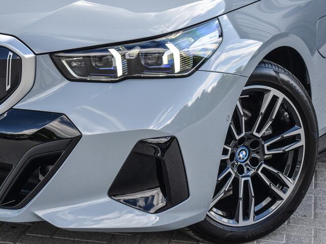 BMW 5-SERIE Touring 530e xDrive M Sport | DRIVING ASS. PLUS | HARMAN KARDON | ELEKTR. TREKHAAK | ACHTERUITRIJ CAMERA | AMBIANCE VERLICHTING | ELEKTR. VERST. STOELEN | STOEL- EN STUURVERWARMING |