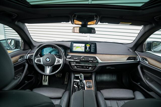 BMW 5-SERIE Touring 530e M-Pakket Panodak ACC Leer Camera Stoelverw. HUD Keyless Dode Hoek