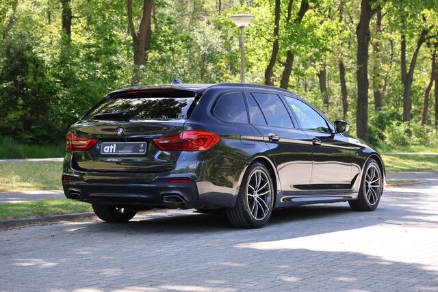 BMW 5-SERIE Touring 530i High Executive M-sportpakket, Stoelverwarming, DAB Driving Assistent Plus, Parkeerhulpsysteem, hoogglans, DAB, Uitgebreid spiegelpakket, Sportstoelen, BMW Live Cockpit, etc.