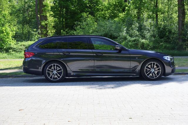 BMW 5-SERIE Touring 530i High Executive M-sportpakket, Stoelverwarming, DAB Driving Assistent Plus, Parkeerhulpsysteem, hoogglans, DAB, Uitgebreid spiegelpakket, Sportstoelen, BMW Live Cockpit, etc.