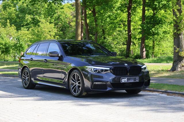 BMW 5-SERIE Touring 530i High Executive M-sportpakket, Stoelverwarming, DAB Driving Assistent Plus, Parkeerhulpsysteem, hoogglans, DAB, Uitgebreid spiegelpakket, Sportstoelen, BMW Live Cockpit, etc.