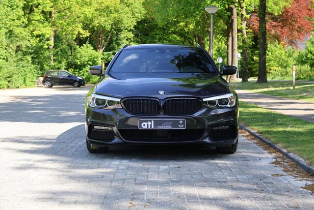 BMW 5-SERIE Touring 530i High Executive M-sportpakket, Stoelverwarming, DAB Driving Assistent Plus, Parkeerhulpsysteem, hoogglans, DAB, Uitgebreid spiegelpakket, Sportstoelen, BMW Live Cockpit, etc.