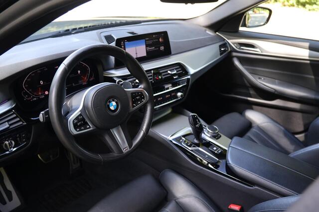 BMW 5-SERIE Touring 530i High Executive M-sportpakket, Stoelverwarming, DAB Driving Assistent Plus, Parkeerhulpsysteem, hoogglans, DAB, Uitgebreid spiegelpakket, Sportstoelen, BMW Live Cockpit, etc.
