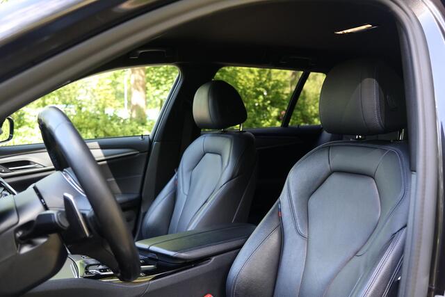 BMW 5-SERIE Touring 530i High Executive M-sportpakket, Stoelverwarming, DAB Driving Assistent Plus, Parkeerhulpsysteem, hoogglans, DAB, Uitgebreid spiegelpakket, Sportstoelen, BMW Live Cockpit, etc.