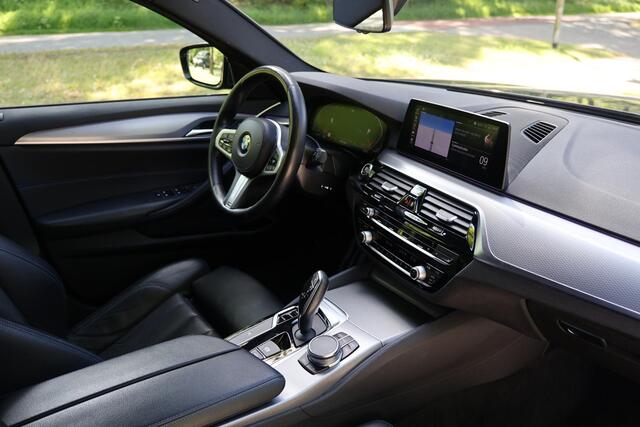 BMW 5-SERIE Touring 530i High Executive M-sportpakket, Stoelverwarming, DAB Driving Assistent Plus, Parkeerhulpsysteem, hoogglans, DAB, Uitgebreid spiegelpakket, Sportstoelen, BMW Live Cockpit, etc.