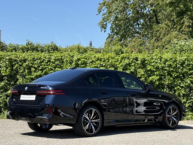 BMW 5-SERIE 530e | M-Sport Pro | 20'' | Harman/Kardon | Elek. stoel. | Park. Plus | Stoelvent. | Trekhaak | Stoelverw. voor/achter | Driv. Ass.