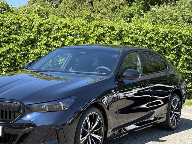 BMW 5-SERIE 530e | M-Sport Pro | 20'' | Harman/Kardon | Elek. stoel. | Park. Plus | Stoelvent. | Trekhaak | Stoelverw. voor/achter | Driv. Ass.