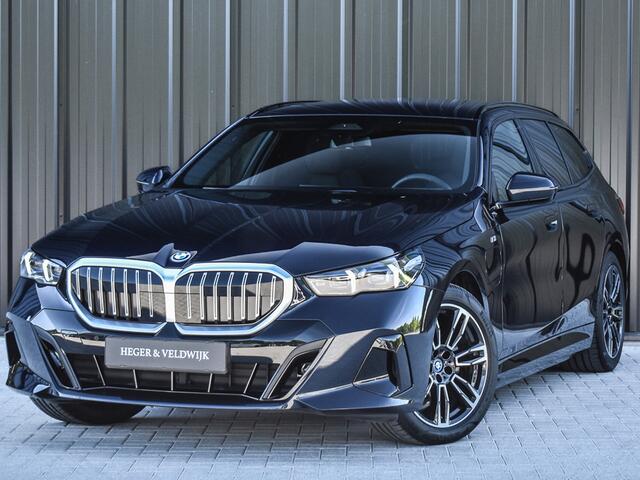 BMW 5-SERIE Touring 530e xDrive M Sport | DRIVING ASS. PLUS | HARMAN KARDON | ELEKTR. TREKHAAK | ACHTERUITRIJ CAMERA | AMBIANCE VERLICHTING | ELEKTR. VERST. STOELEN | STOEL- EN STUURVERWARMING |