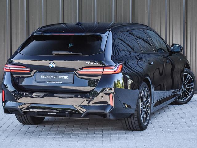 BMW 5-SERIE Touring 530e xDrive M Sport | DRIVING ASS. PLUS | HARMAN KARDON | ELEKTR. TREKHAAK | ACHTERUITRIJ CAMERA | AMBIANCE VERLICHTING | ELEKTR. VERST. STOELEN | STOEL- EN STUURVERWARMING |