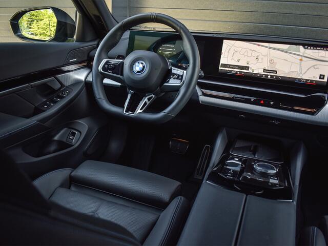 BMW 5-SERIE Touring 530e xDrive M Sport | DRIVING ASS. PLUS | HARMAN KARDON | ELEKTR. TREKHAAK | ACHTERUITRIJ CAMERA | AMBIANCE VERLICHTING | ELEKTR. VERST. STOELEN | STOEL- EN STUURVERWARMING |