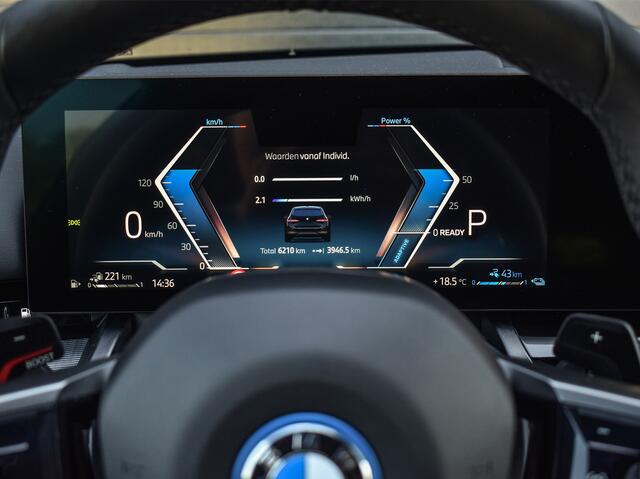 BMW 5-SERIE Touring 530e xDrive M Sport | DRIVING ASS. PLUS | HARMAN KARDON | ELEKTR. TREKHAAK | ACHTERUITRIJ CAMERA | AMBIANCE VERLICHTING | ELEKTR. VERST. STOELEN | STOEL- EN STUURVERWARMING |