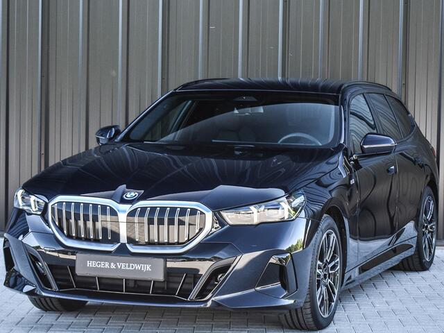 BMW 5-SERIE Touring 530e xDrive M Sport | DRIVING ASS. PLUS | HARMAN KARDON | ELEKTR. TREKHAAK | ACHTERUITRIJ CAMERA | AMBIANCE VERLICHTING | ELEKTR. VERST. STOELEN | STOEL- EN STUURVERWARMING |