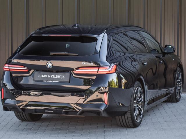 BMW 5-SERIE Touring 530e xDrive M Sport | DRIVING ASS. PLUS | HARMAN KARDON | ELEKTR. TREKHAAK | ACHTERUITRIJ CAMERA | AMBIANCE VERLICHTING | ELEKTR. VERST. STOELEN | STOEL- EN STUURVERWARMING |