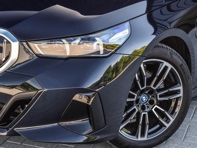 BMW 5-SERIE Touring 530e xDrive M Sport | DRIVING ASS. PLUS | HARMAN KARDON | ELEKTR. TREKHAAK | ACHTERUITRIJ CAMERA | AMBIANCE VERLICHTING | ELEKTR. VERST. STOELEN | STOEL- EN STUURVERWARMING |