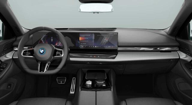BMW 5-SERIE Touring 550e xDrive M-Sport Pro - Pano - Onderstel Prof - Stoelventilatie - Head-up