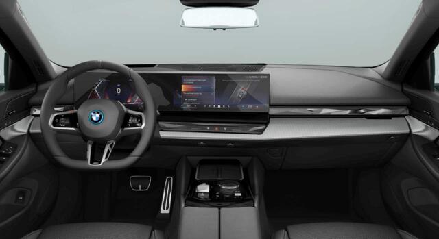 BMW 5-SERIE Touring 550e xDrive M-Sport Pro - Pano - Driving Ass Prof - Onderstel Prof