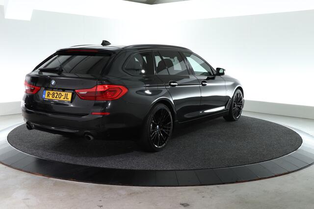 BMW 5-SERIE Touring 530i xDrive Sport-Line | SCHUIF-KANTEL | TREKHAAK | VEEL LUXE |