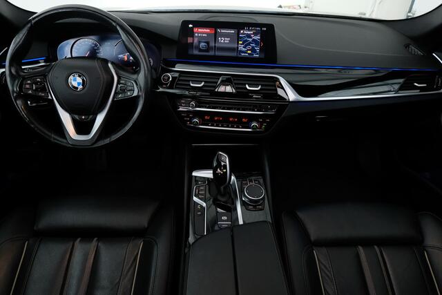 BMW 5-SERIE Touring 530i xDrive Sport-Line | SCHUIF-KANTEL | TREKHAAK | VEEL LUXE |
