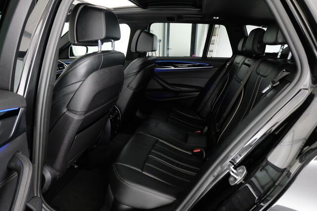 BMW 5-SERIE Touring 530i xDrive Sport-Line | SCHUIF-KANTEL | TREKHAAK | VEEL LUXE |